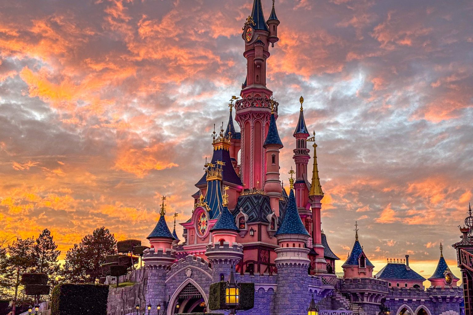 1218250-visuels-disneyland-paris-chateau-coucher-de-soleil